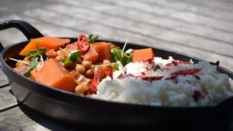 Tray with a curry and rice