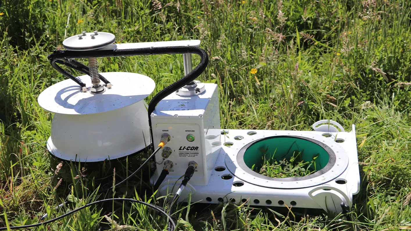 A gas flux monitoring machine on grass